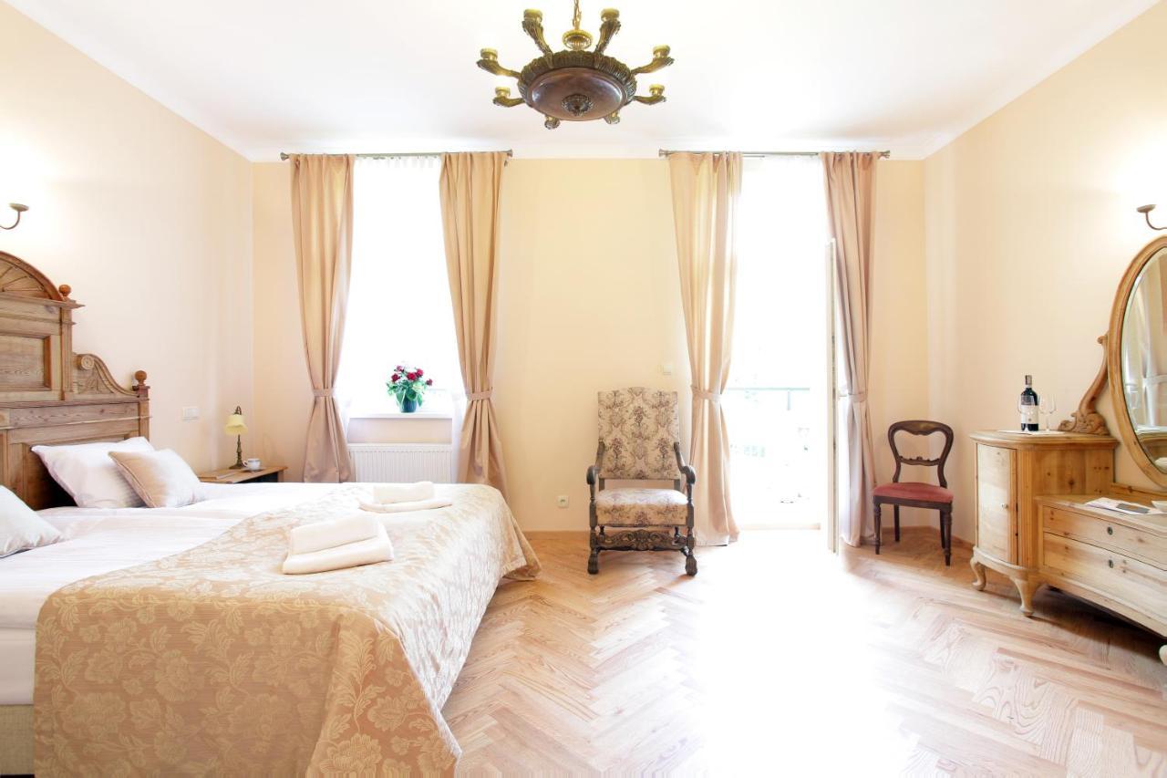 Palac W Debinie Krzeszkowice Экстерьер фото