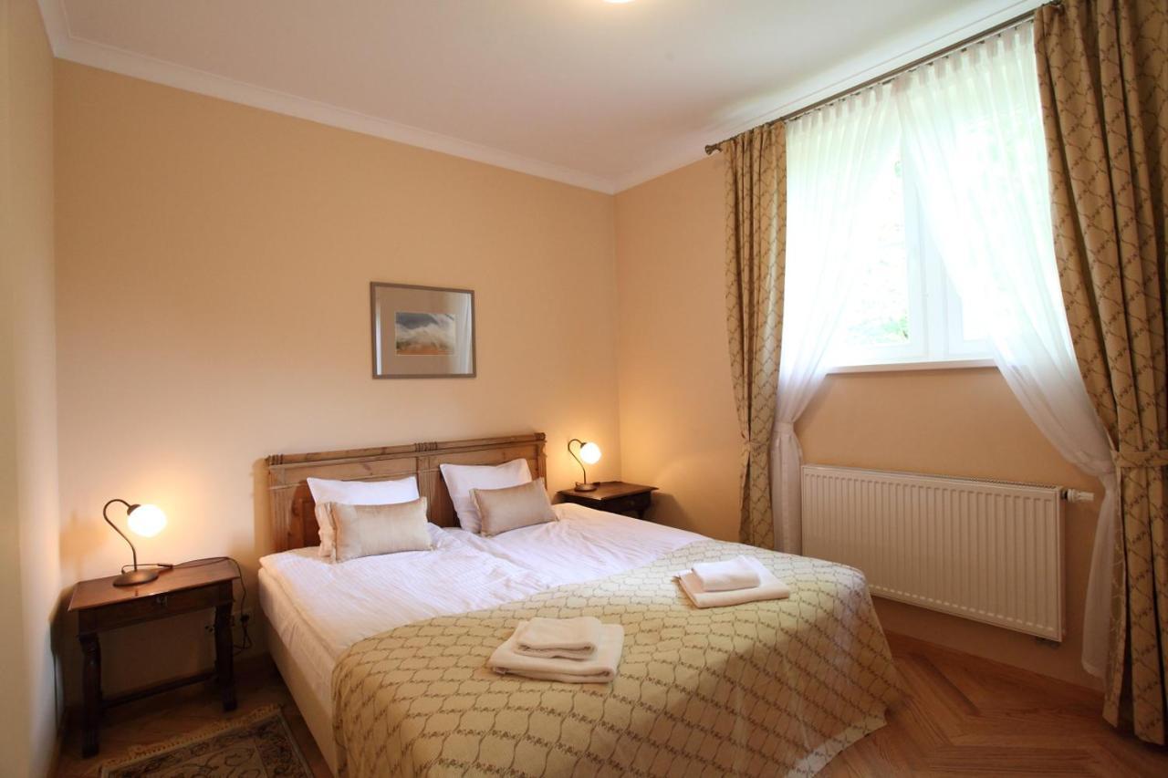 Palac W Debinie Krzeszkowice Экстерьер фото