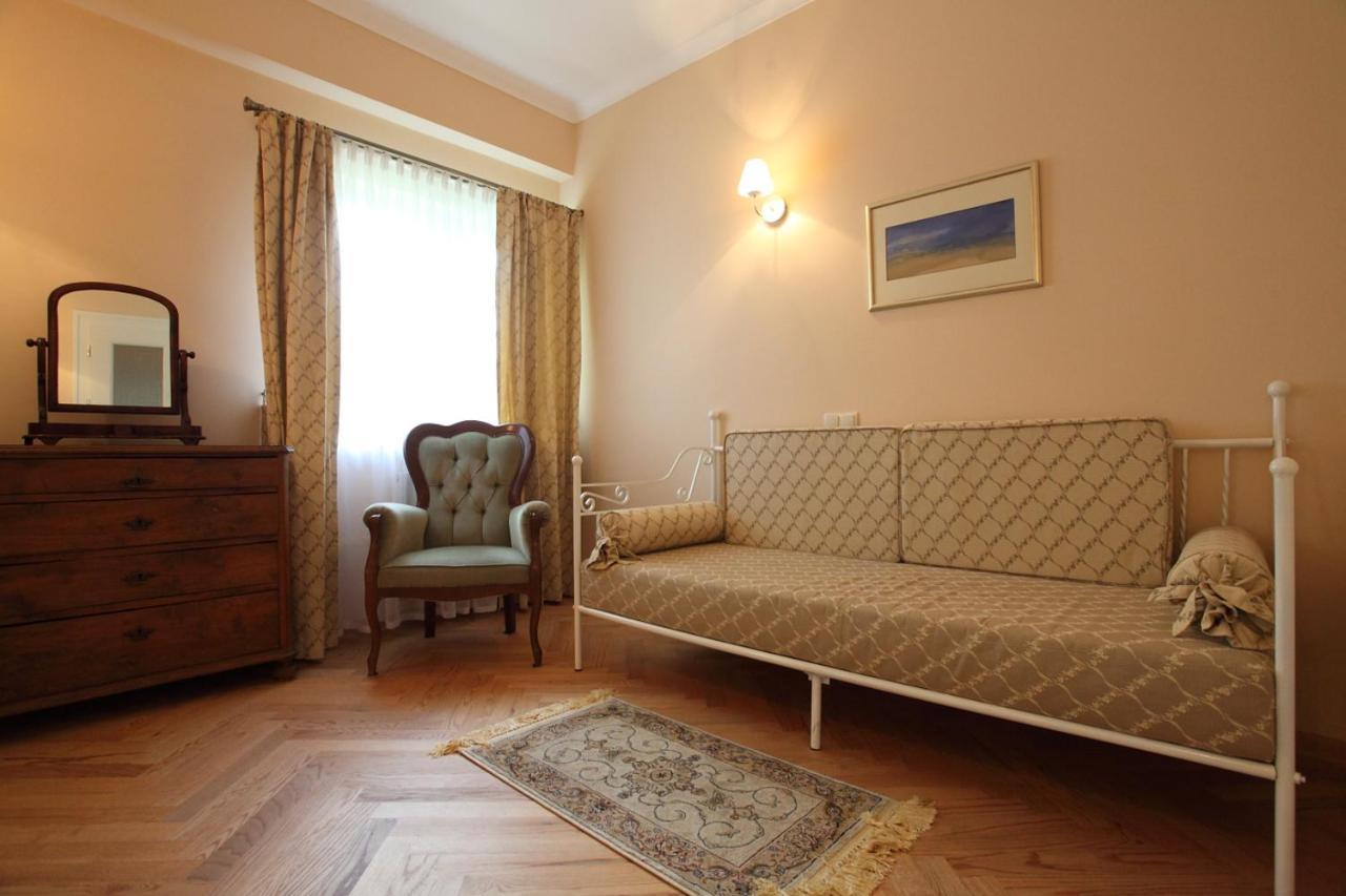Palac W Debinie Krzeszkowice Экстерьер фото