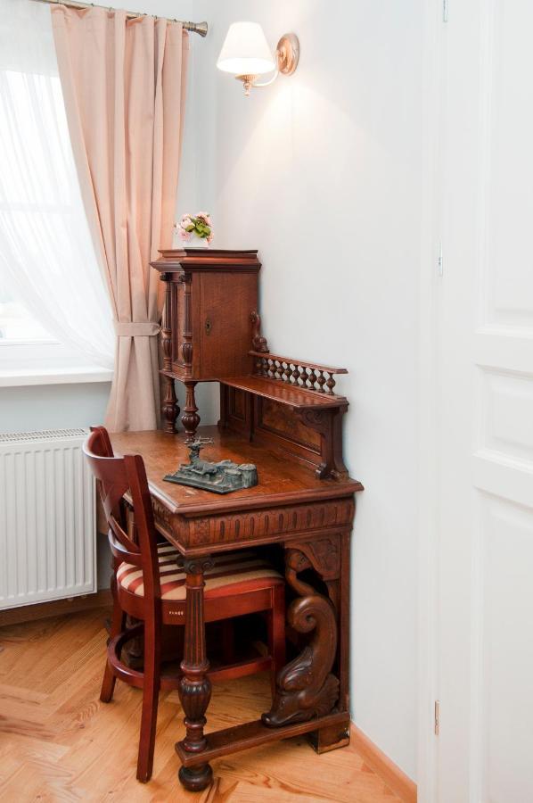 Palac W Debinie Krzeszkowice Экстерьер фото
