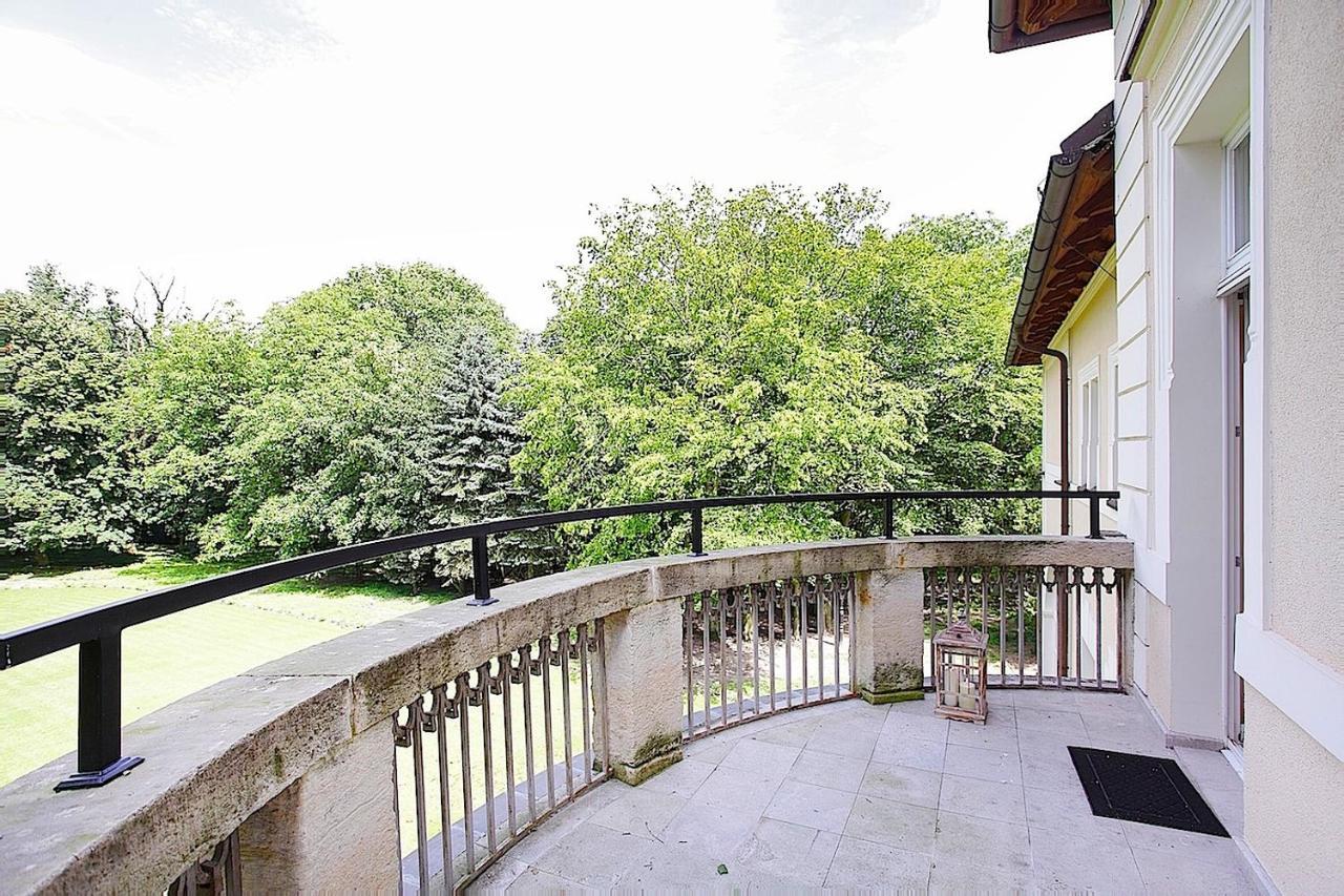 Palac W Debinie Krzeszkowice Экстерьер фото