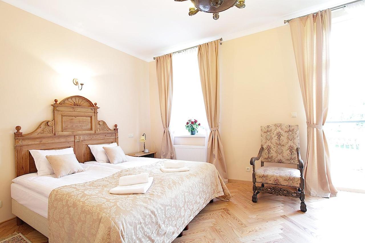 Palac W Debinie Krzeszkowice Экстерьер фото