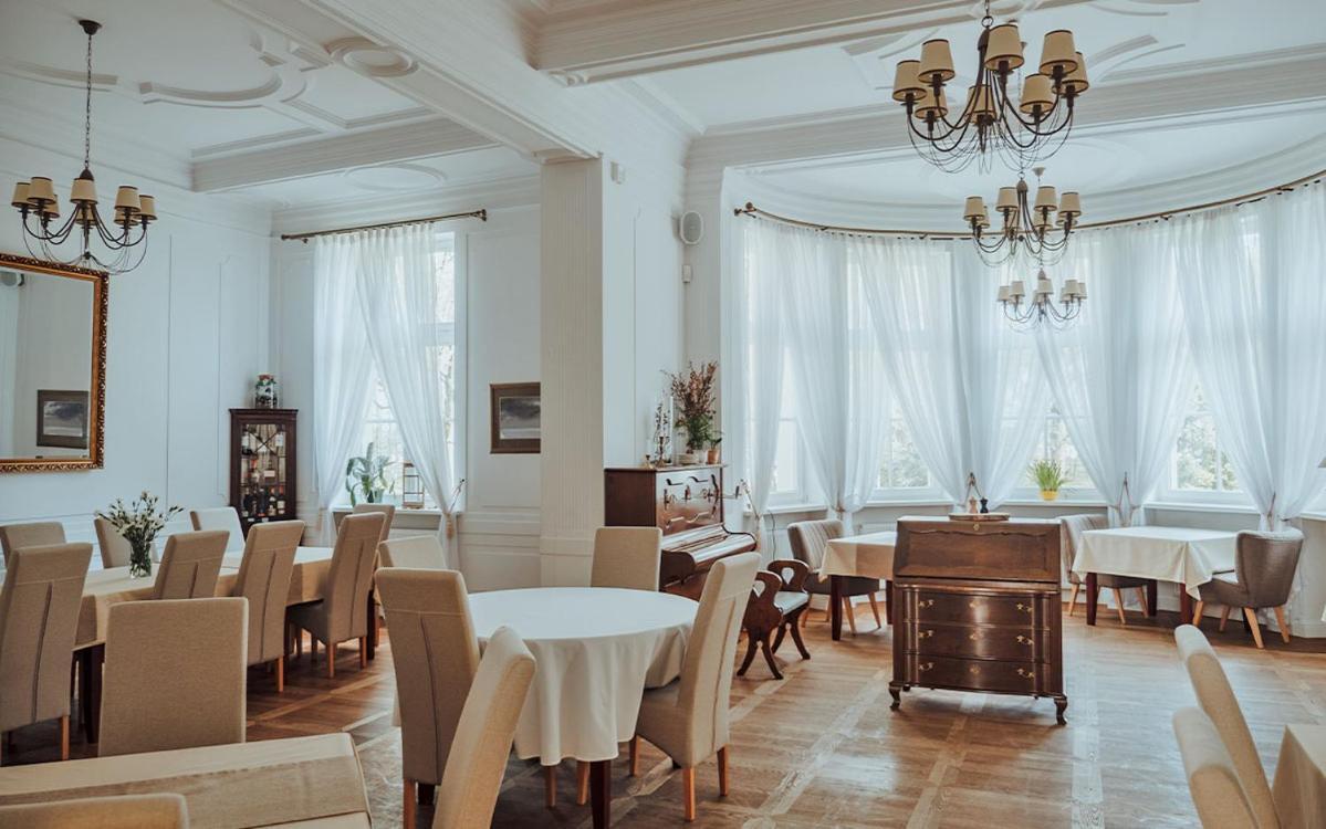 Palac W Debinie Krzeszkowice Экстерьер фото